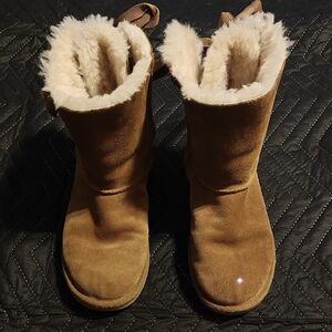 UGG Tan Boots with Ribbon Detail Women's Size 7 EUC BEAUTIFUL